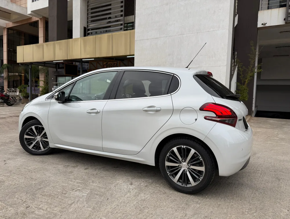 PEUGEOT 208 TECH EDITION LEATHER SEATS - PRG Motors Ltd