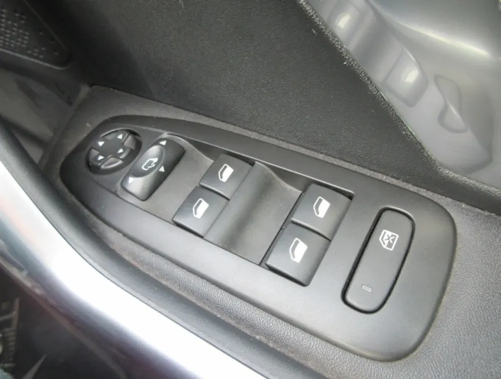 PEUGEOT 2008 CROSSCITY - PRG Motors Ltd