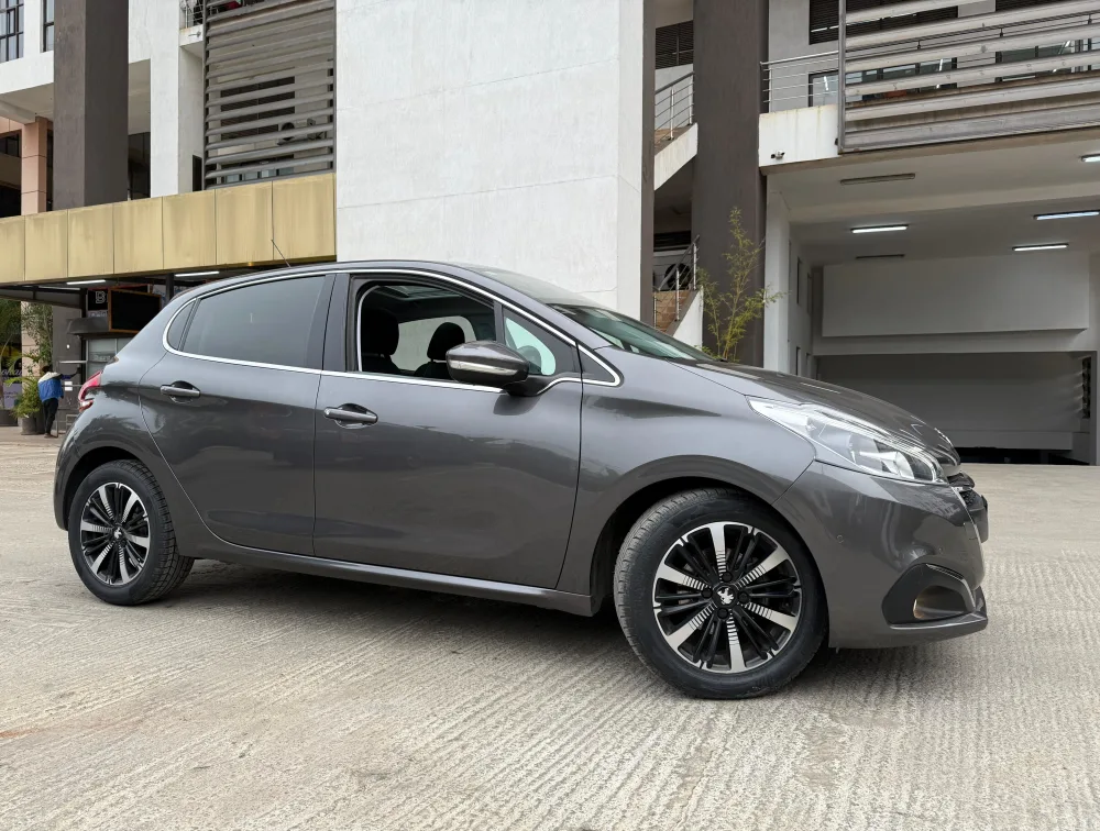 PEUGEOT 208 TECH EDITION MOONROOF - PRG Motors Ltd