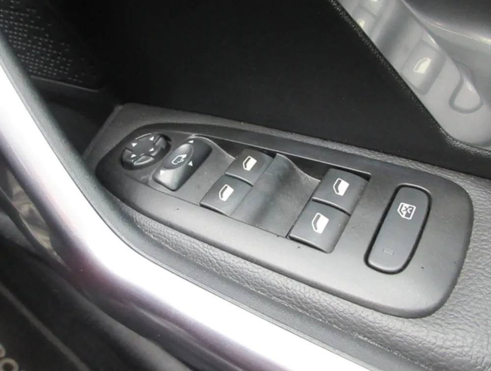 PEUGEOT 208 TECH EDITION FULL LEATHER SEATS - PRG Motors Ltd