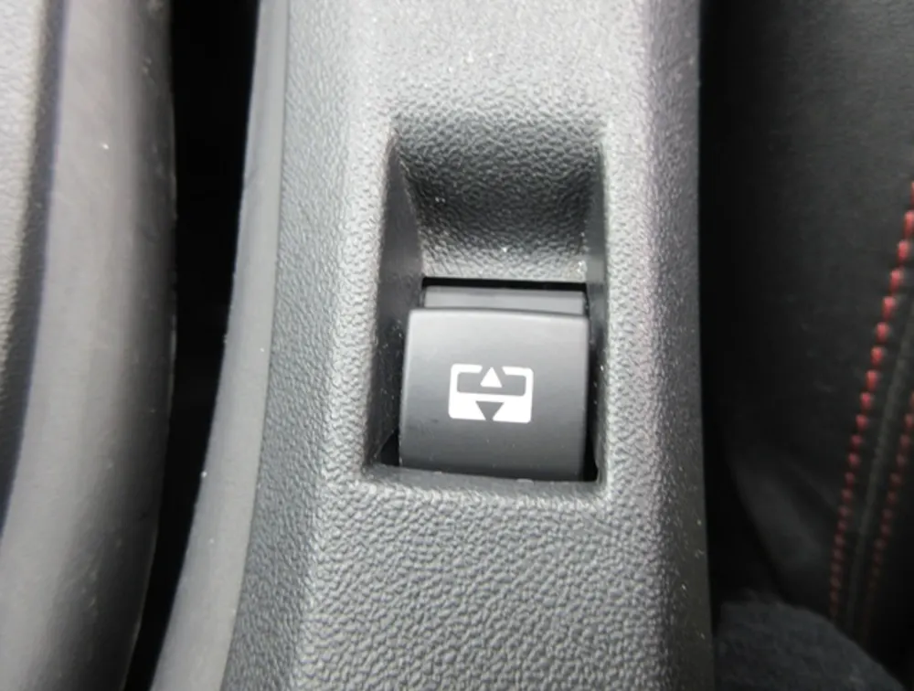 PEUGEOT 2008 GTLINE MOONROOF - PRG Motors Ltd
