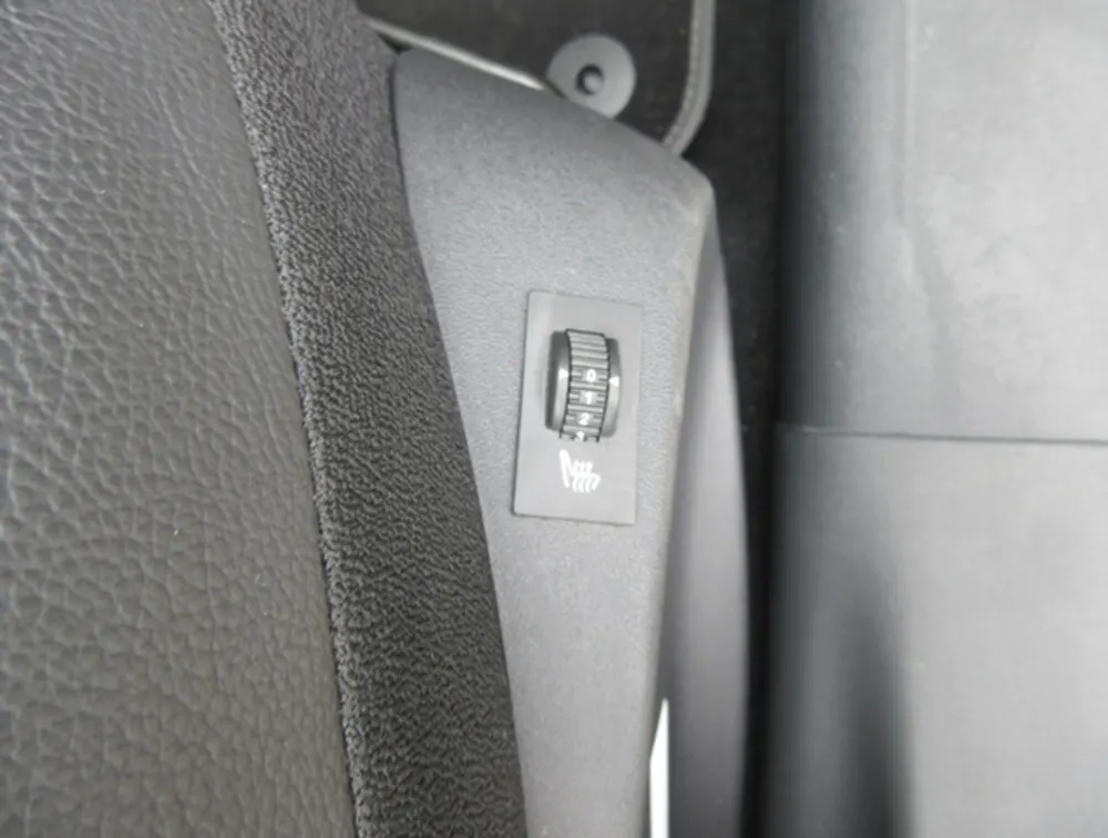 PEUGEOT 208 LEATHER SEATS - PRG Motors Ltd
