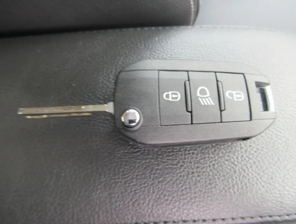 PEUGEOT 208 LEATHER SEATS - PRG Motors Ltd