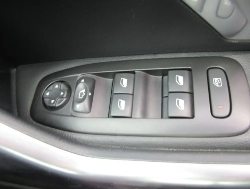 PEUGEOT 208 LEATHER SEATS - PRG Motors Ltd