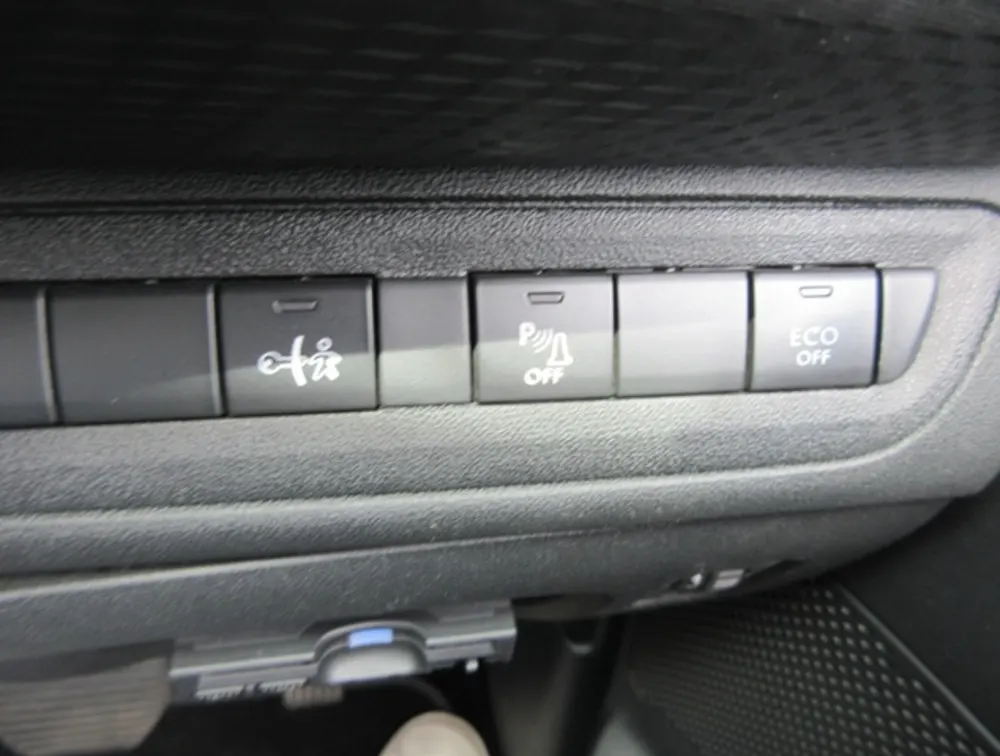 PEUGEOT 208 LEATHER SEATS - PRG Motors Ltd