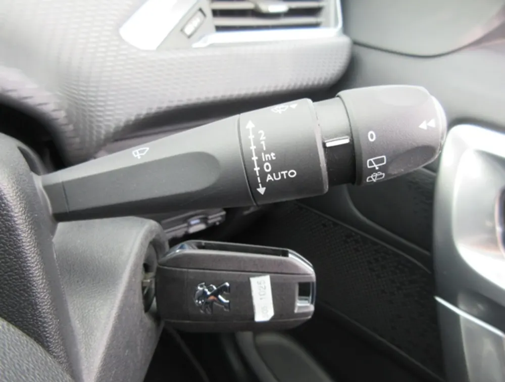 PEUGEOT 208 LEATHER SEATS - PRG Motors Ltd