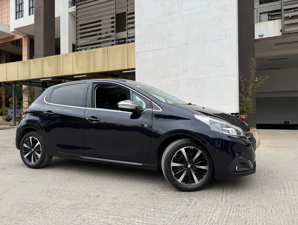 PEUGEOT 208 TECH EDITION MOONROOF - PRG Motors Ltd