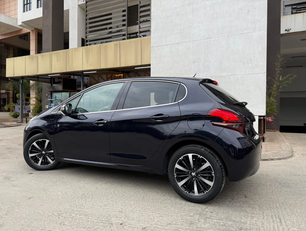 PEUGEOT 208 TECH EDITION MOONROOF - PRG Motors Ltd