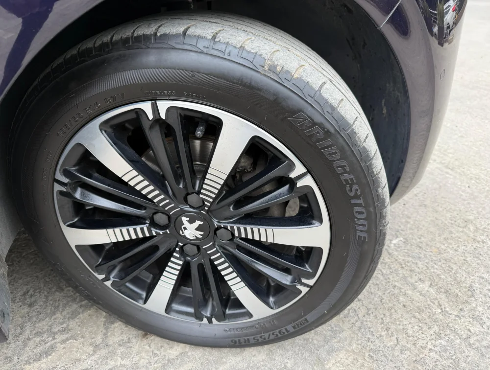 PEUGEOT 208 TECH EDITION MOONROOF - PRG Motors Ltd