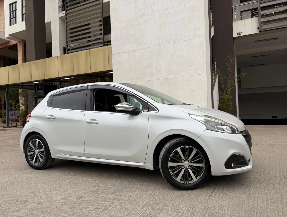 PEUGEOT 208 ALLURE FULL LEATHER SEATS