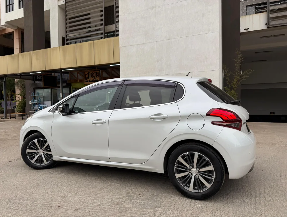 PEUGEOT 208 ALLURE FULL LEATHER SEATS - PRG Motors Ltd