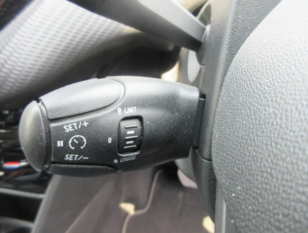 PEUGEOT 208 TECH EDITION MOONROOF - PRG Motors Ltd