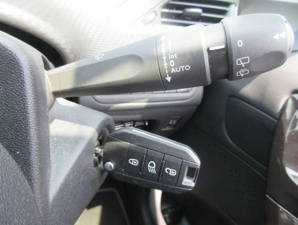 PEUGEOT 208 TECH EDITION MOONROOF - PRG Motors Ltd