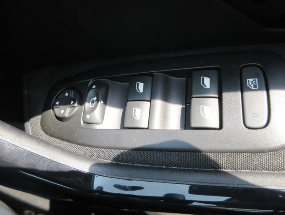 PEUGEOT 208 TECH EDITION MOONROOF - PRG Motors Ltd