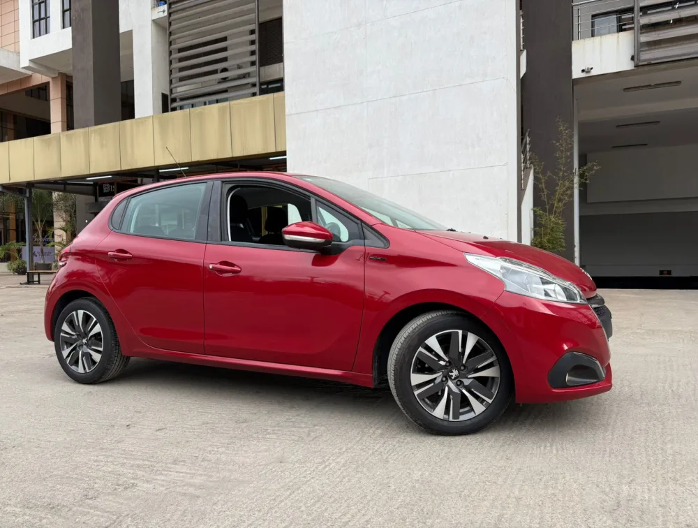 PEUGEOT 208 SIGNATURE