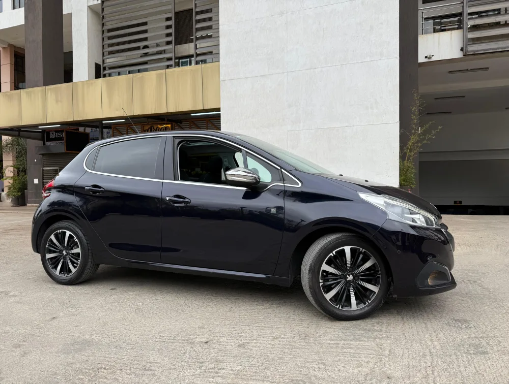 PEUGEOT 208 TECH EDITION MOONROOF