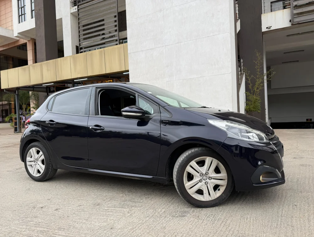 PEUGEOT 208 SIGNITURE