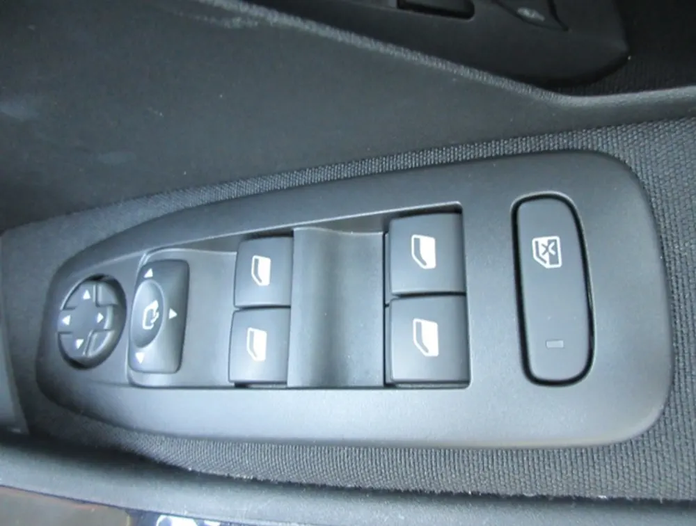 PEUGEOT 208 ALLURE - PRG Motors Ltd