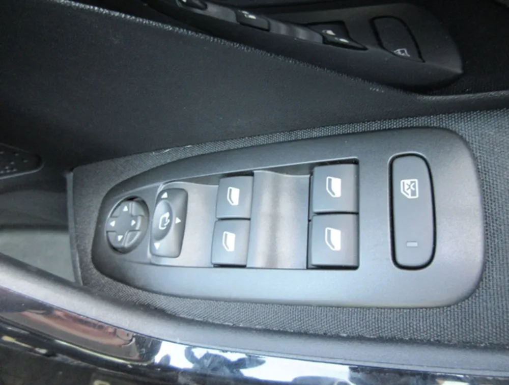 PEUGEOT 208 TECH EDITION MOONROOF - PRG Motors Ltd