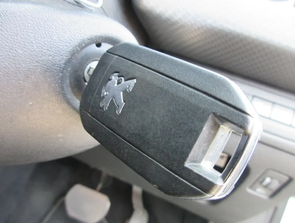 PEUGEOT 208 TECH EDITION MOONROOF - PRG Motors Ltd