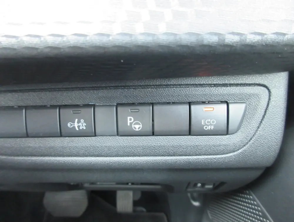 PEUGEOT 208 ALLURE - PRG Motors Ltd