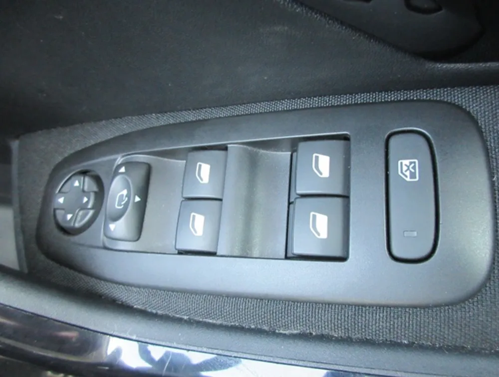 PEUGEOT 208 ALLURE - PRG Motors Ltd