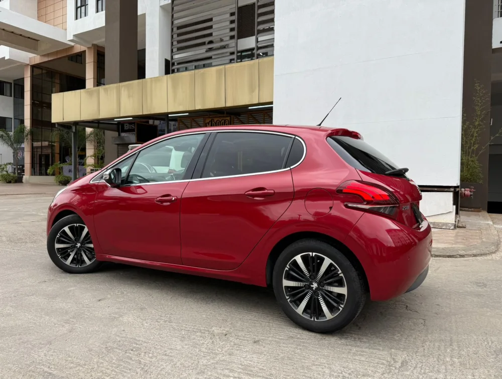 PEUGEOT 208 TECH EDITION MO0NROOF - PRG Motors Ltd