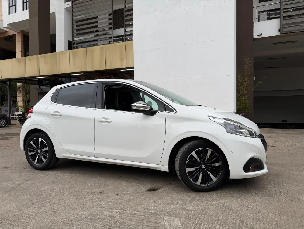 PEUGEOT 208 TECH EDITION MOONROOF