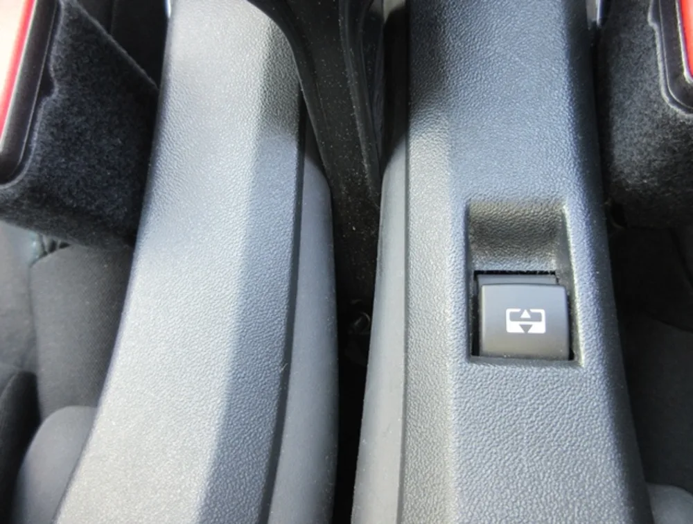 PEUGEOT 2008 CROSSCITY MOONROOF - PRG Motors Ltd