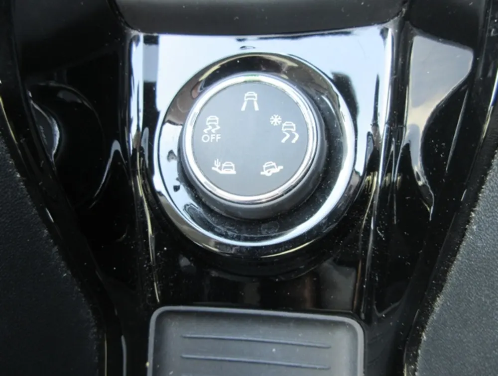 PEUGEOT 2008 CROSSCITY MOONROOF - PRG Motors Ltd