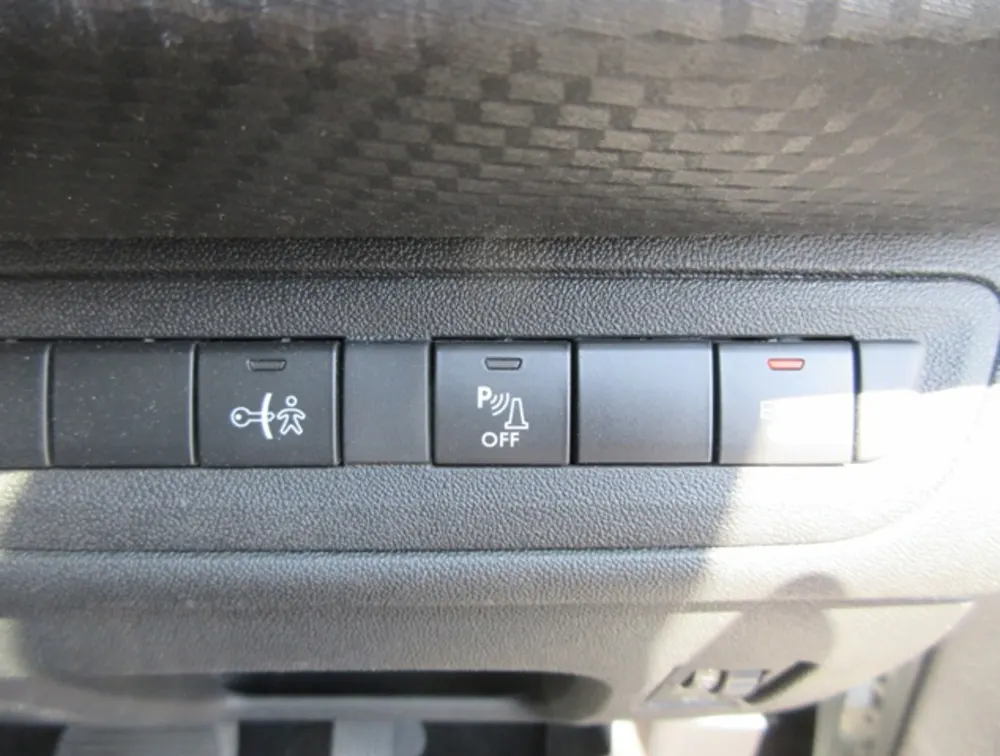 PEUGEOT 2008 CROSSCITY MOONROOF - PRG Motors Ltd