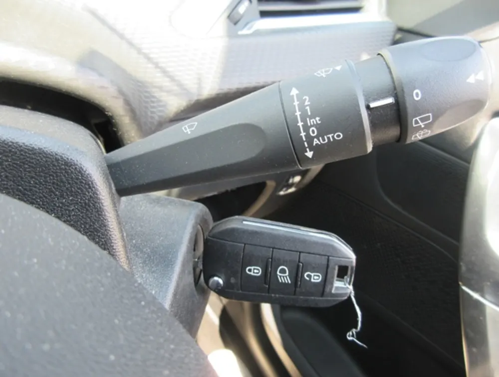 PEUGEOT 2008 CROSSCITY MOONROOF - PRG Motors Ltd