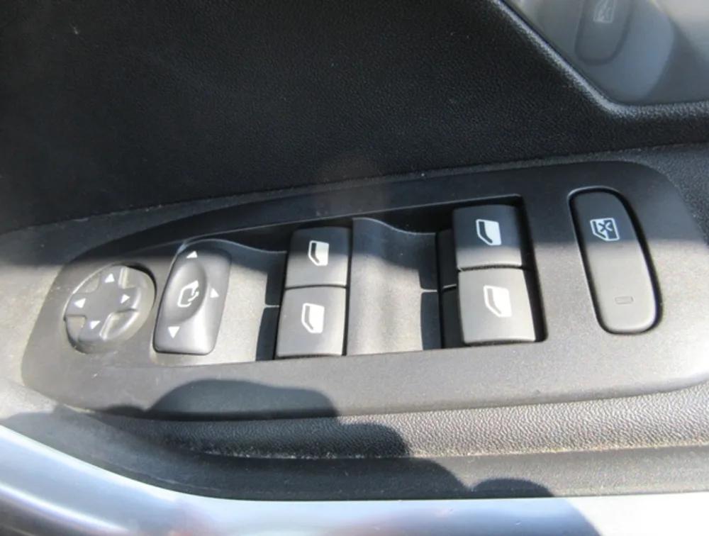 PEUGEOT 2008 CROSSCITY MOONROOF - PRG Motors Ltd