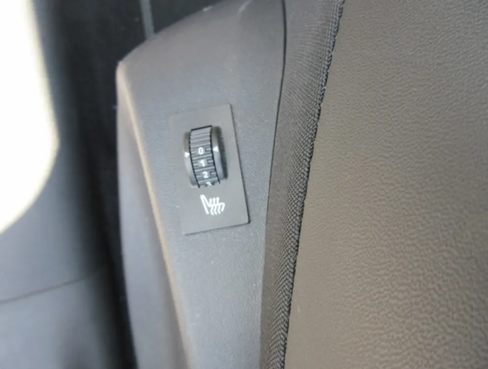 PEUGEOT 2008 CROSSCITY MOONROOF - PRG Motors Ltd