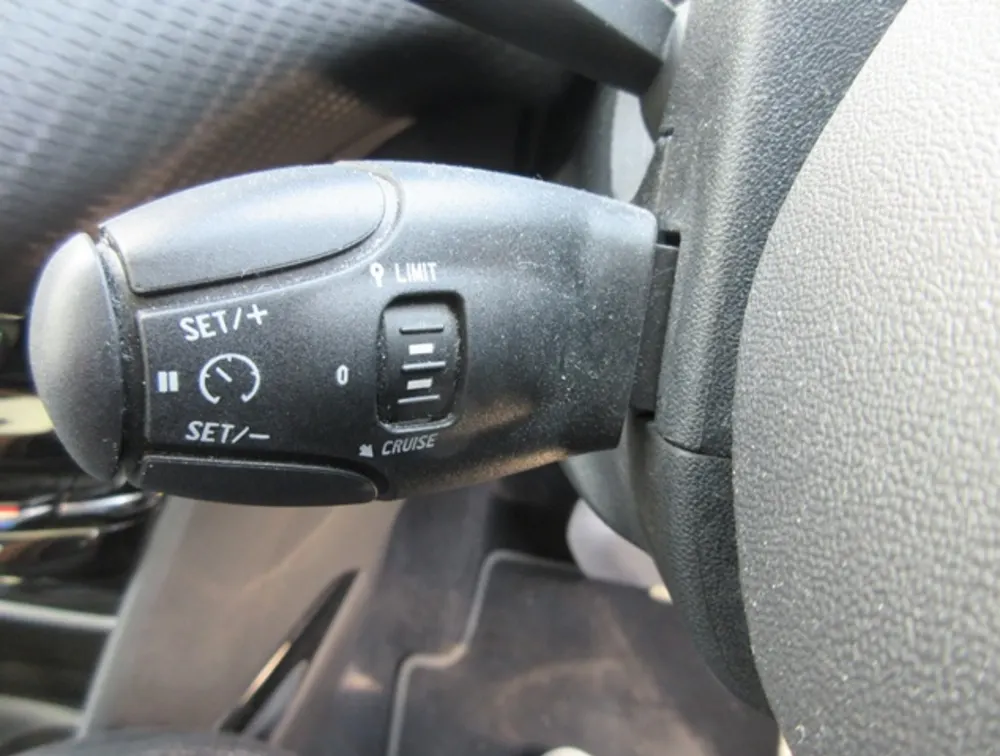 PEUGEOT 2008 CROSSCITY MOONROOF - PRG Motors Ltd