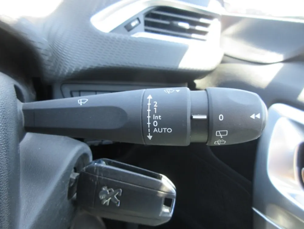 PEUGEOT 2008 CROSSCITY MOONROOF - PRG Motors Ltd