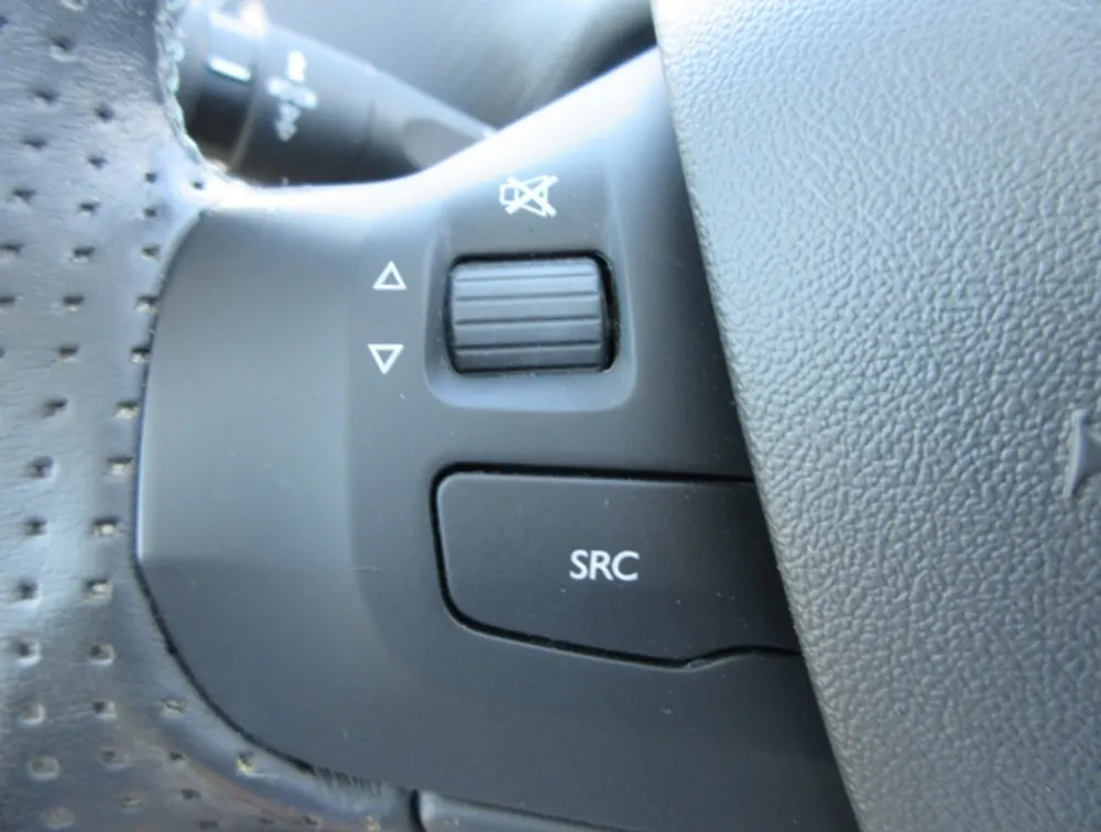 PEUGEOT 2008 CROSSCITY MOONROOF - PRG Motors Ltd