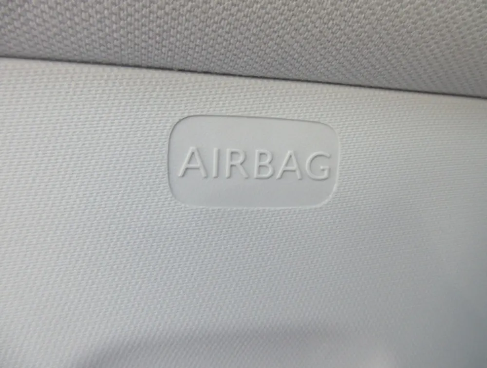 PEUGEOT 2008 CROSSCITY MOONROOF - PRG Motors Ltd