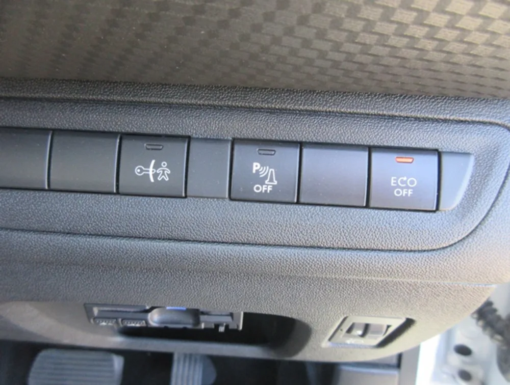 PEUGEOT 2008 CROSSCITY MOONROOF - PRG Motors Ltd