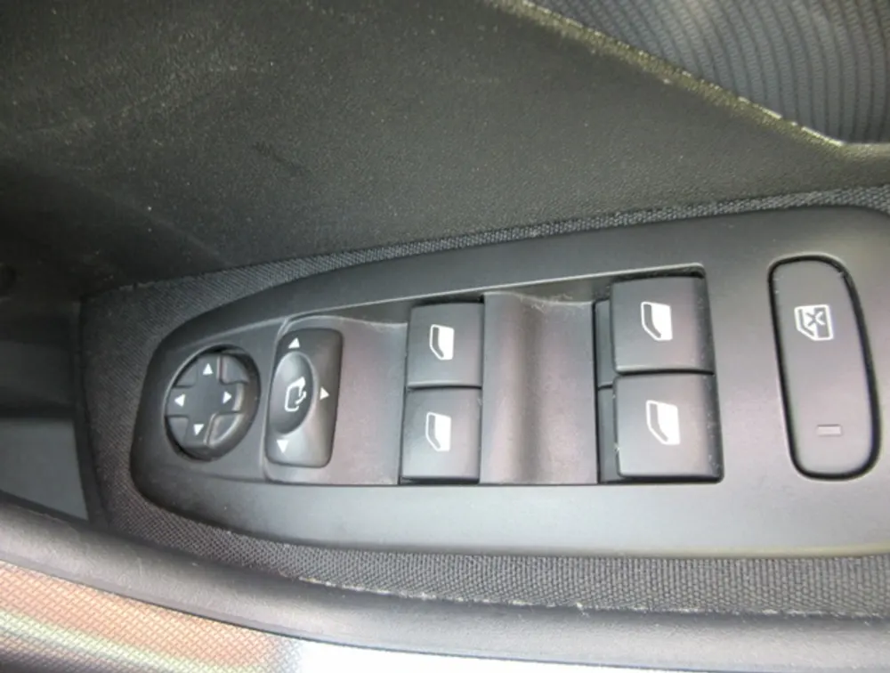 PEUGEOT 2008 ALLURE MOONROOF - PRG Motors Ltd