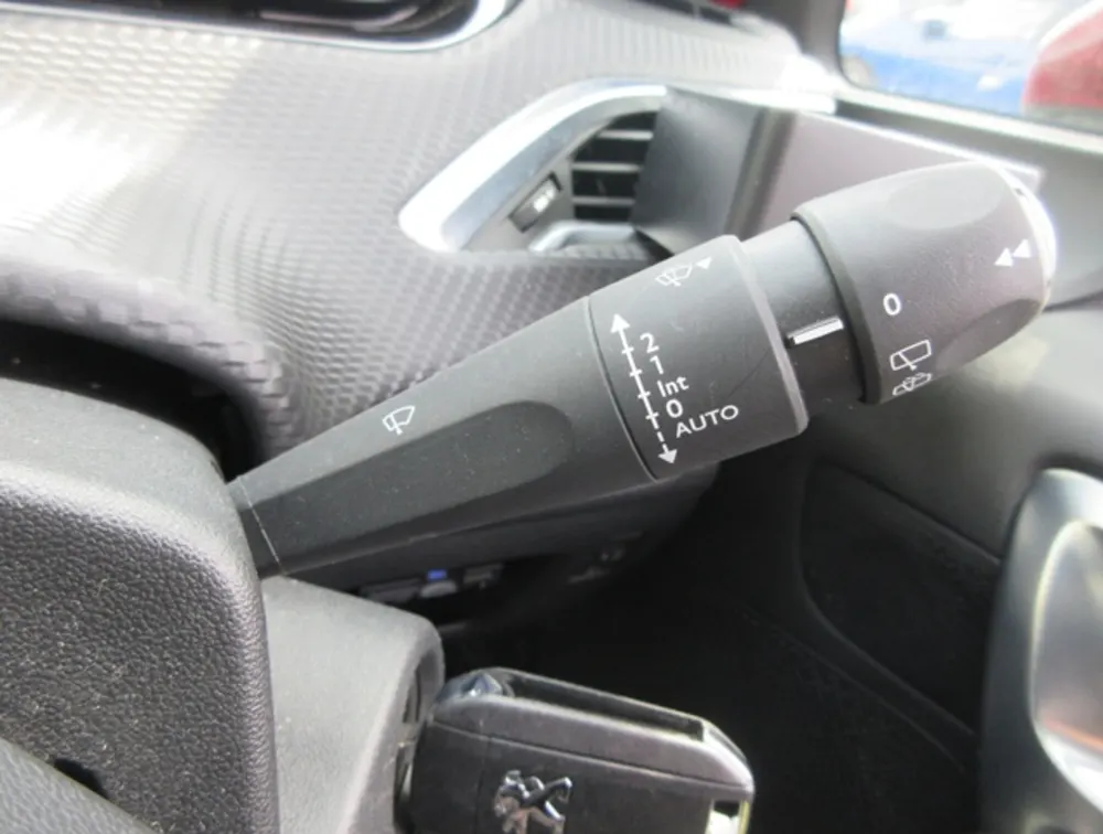 PEUGEOT 2008 ALLURE MOONROOF - PRG Motors Ltd