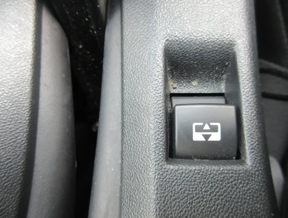 PEUGEOT 2008 ALLURE MOONROOF - PRG Motors Ltd