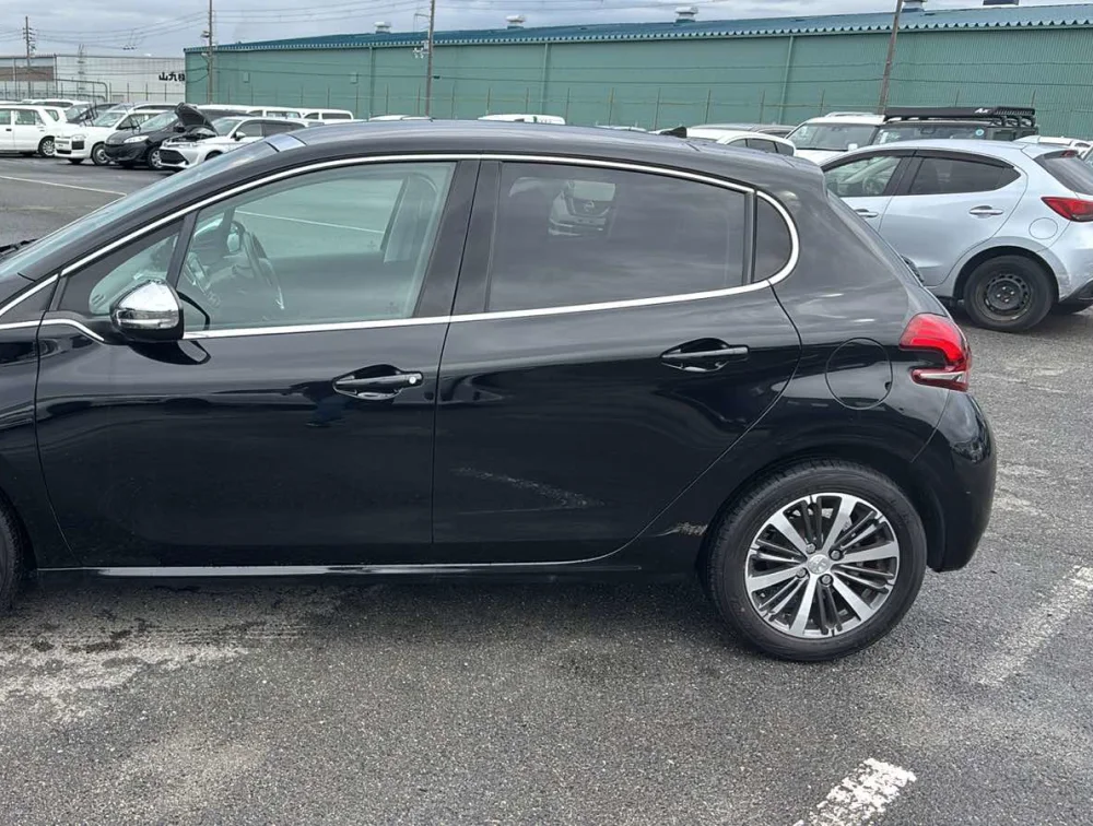 PEUGEOT 208 ALLURE MOONROOF - PRG Motors Ltd