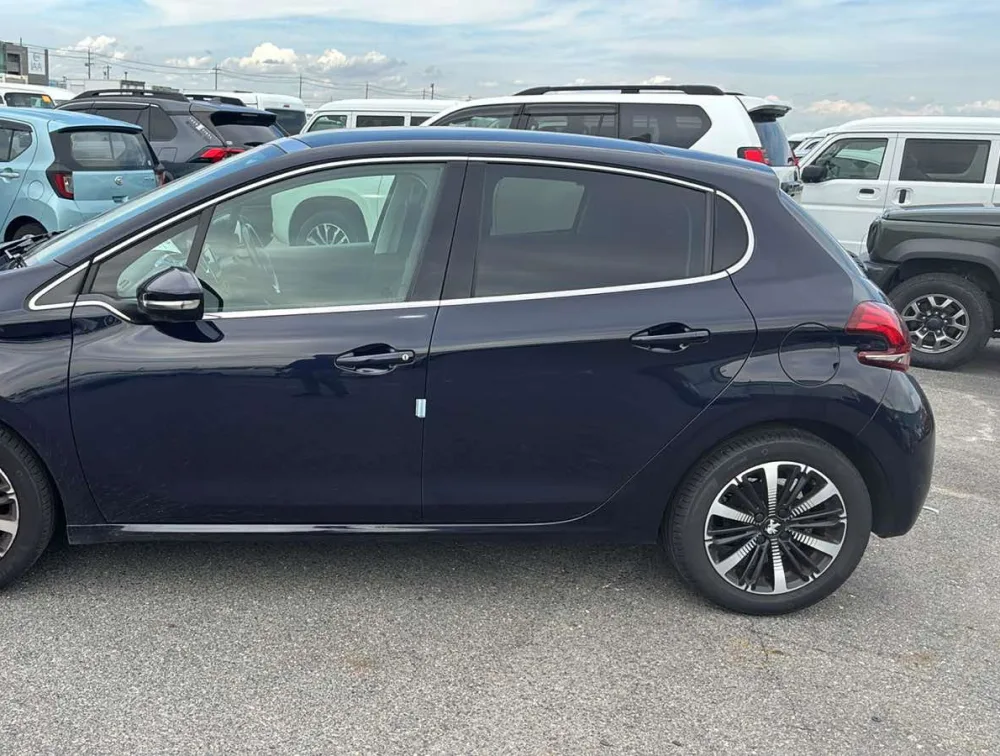 PEUGEOT 208 TECH EDITION MOONROOF - PRG Motors Ltd