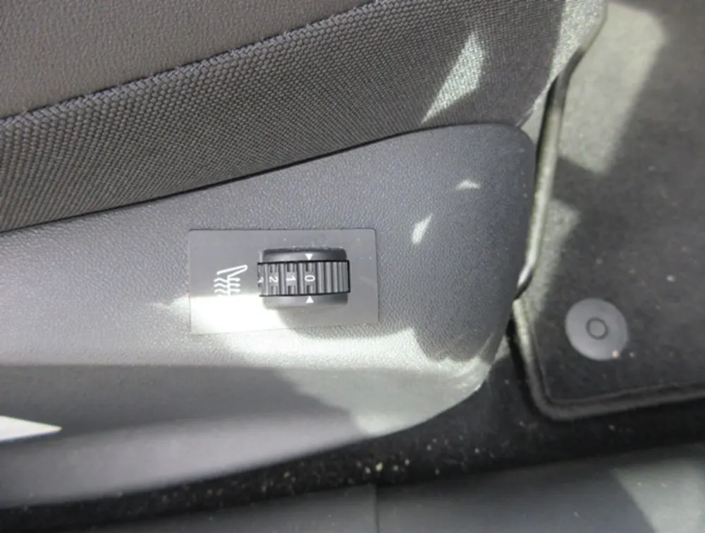 PEUGEOT 2008 ALLURE MOONROOF - PRG Motors Ltd