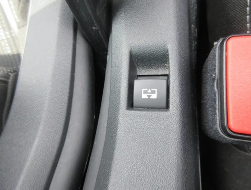 PEUGEOT 2008 ALLURE MOONROOF - PRG Motors Ltd