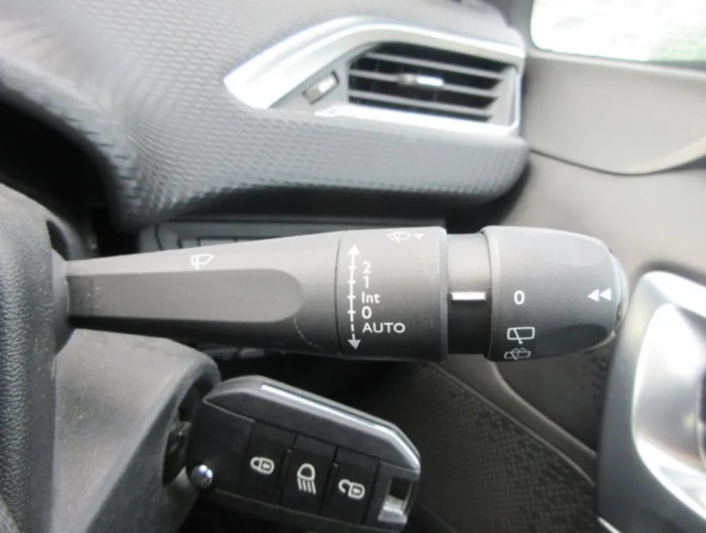 PEUGEOT 2008 ALLURE MOONROOF - PRG Motors Ltd