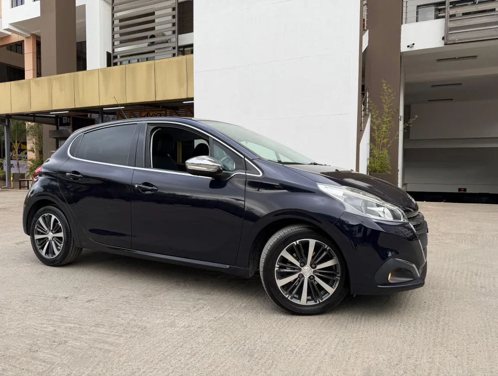 PEUGEOT 208 T/E FULL LEATHER SEATS