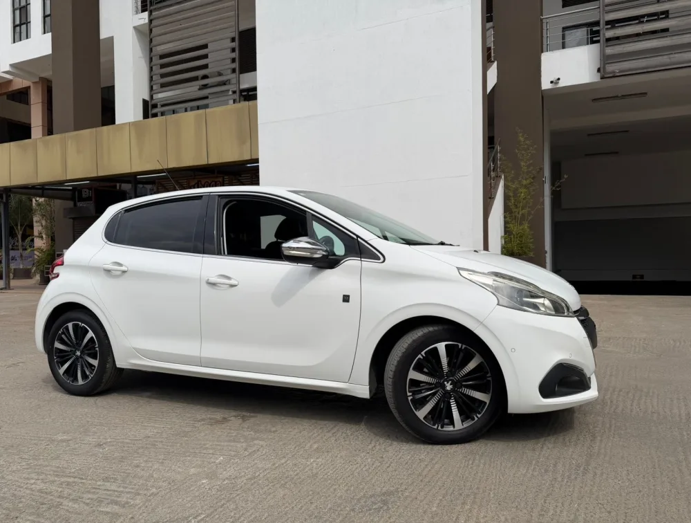 PEUGEOT 208 TECH EDITION