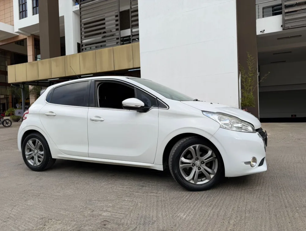 PEUGEOT 208 ALLURE